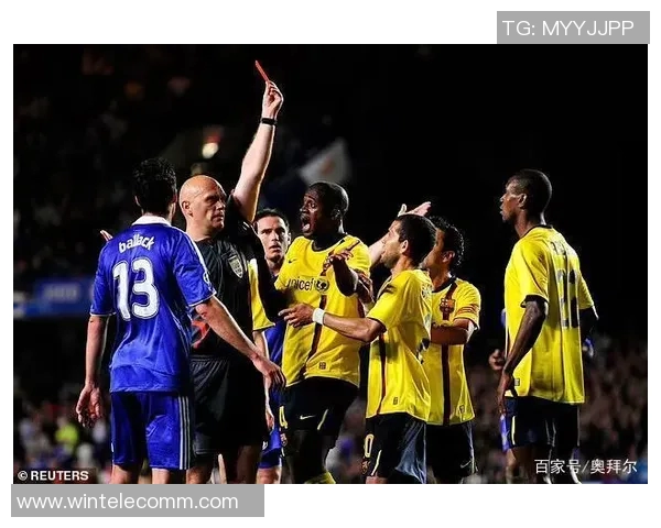 巴萨与巴黎对决裁判争议引发热议球迷怒斥黑哨现象再现