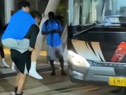 朱鹏宇在对阵云南的比赛中受伤，赛后被工作人员背离球场
